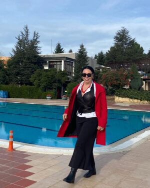 Sema Keçik Instagram - ❤️🦋🐞
Böyle böyle oluyor işte…
#hayatakarken #lifestyle #hayat
#hayatdergülümserim 
15 Aralık’tan itibaren Üsküdar Kerem Yılmazer Sahne’sinde
#stage #oyun #theatre #tiyatroiyileştirir