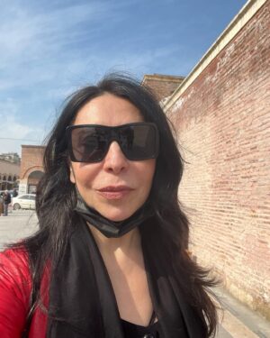 Sema Keçik Instagram - Öyle işte🦋❤️🐞💃🏻🌪🙃🕺🏾🎈🧿🙏
Ne içindeyim zamanın,
Ne de büsbütün dışında;
Yekpare, geniş bir anın
Parçalanmaz akışında.
A.HamdiTanpınar❤️
#hayatakarken #lifestyle #hayat #sükunet #zaman#mekan
