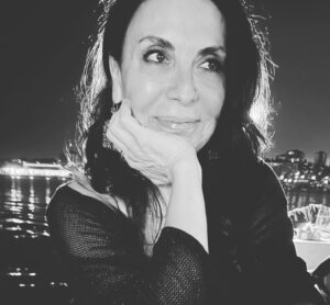 Sema Keçik Instagram - 🦋❣️🐞🌺🎶🎵🎼💓💃🏻⭐️💫
Wieder ans licht
#lifestyle #life #istanbul #hayatakarken #night #blick
