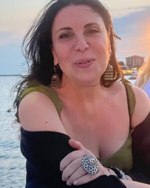 Sema Keçik Instagram - ❤️💃🏻🦋🐞🦅🐎
Flumulu kaç poz etti 😘yeşil  renk murattır🧿❤️
#hayatakarken #lifestyle #life #istanbul #büyükkulüp #sunset #see