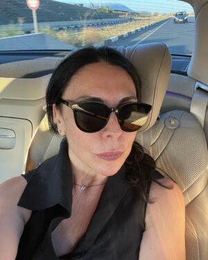 Sema Keçik Instagram - Yol hikayesi 🦋💃🏻❤️🐞🌺Işık…gitmek …kavuşmak…veda…
#hayatakarken #lifestyle #life #treval #world #urlaub #summer #sun #light