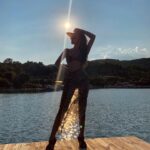 Sena Çakır Instagram - Güneşi sakladığım anlardan biri🫶🏻aramayın🌞..Bende!!👀