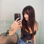 Sena Çakır Instagram - Saçlarıma sihirli bir el dokundu🤭 🌬️~ @sabitakkaya 🤍
