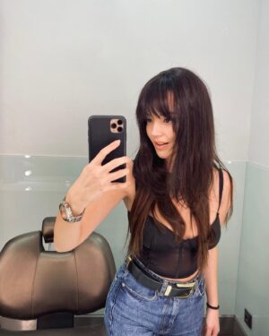Sena Çakır Instagram - Saçlarıma sihirli bir el dokundu🤭
🌬️~ @sabitakkaya 🤍
