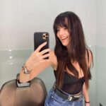 Sena Çakır Instagram - Saçlarıma sihirli bir el dokundu🤭 🌬️~ @sabitakkaya 🤍