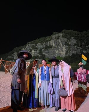 Seo Ye-hwa Instagram - #꽃피면 달생각하고
사계절을 함께한 꽃달을 긴글과 함께 보내주려합니다. 

로서아씨가 혜리여줘서 참 고마웠고 춘개가 기방오빠여서 따스했고 기와집닮은 성현오빠가 완벽한 강.막산이되어줬고 마지막화까지 영문을 모르는 유람오빠였기에 해수가 빛이났고 따스한 품으로 안아주시는 영주선배님께서 계셨기에 대모가 더 우리의 색깔을 찾아주셨다는 생각이 듭니다. 
완표오빠는 수식어가 필요없을만큼 그냥 쌍목이었고 운심언니는 전생에 정말 객주가 아니었을까 싶었으니 아인언니는그저 운심자체로 아름다웠어요
사랑스러운 미나였기에 애진이가 가능했으며 멋있는애가 빈틈투성인게 참 매력인게 참 이표다웠던 우석이 그리고 낯가린다면서 할얘기 다하는모습이 웃길정도로 남영이었던 승호. 
자주만나지못했지만 원영선배님 유강이 기택이 비비언니 하늬오빠 희철오빠 광섭오빠 함께여서 영광이었습니다.

그리고 아주 많이 아끼고 사랑하는
우리 꽃달 감독님과 스텝분들.
지금 이글을 쓰고있는 이 순간에 함께했던 시간들이 생각이 많이 나요.
부족한 저를 천금이로 봐주시고 언제어디서나 따스히 안아주셔서 참 감사했습니다. 함께 웃었던 날들이 참 소중했구나 하는 생각에 왜 더 잘하지 못했을까 죄송스러운 마음마저 드네요.

마지막으로 우리 매니저 화진이.
화진아 우리 참 이래저래 바쁘고 고된 작년이었어 별일이 다있었지만 무엇보다 항상 부족한 잠으로 운전대와 매번싸워야만했던 너에게 사실 항상 미안했었어. 꼭 너를 부끄럽지않게하는 배우가되도록 항상 노력할게.
언제나 고맙고 사랑한다.

그동안 꽃달을 아껴주셨던 모든분들 
제사진 구하시느라 항상 고생하셨던 극소수의 팬분들까지 정말 감사합니다!!🌸🌸🌸

잘가 꽃달!!!!