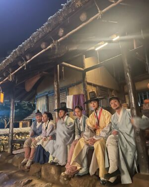 Seo Ye-hwa Instagram - #꽃피면 달생각하고
사계절을 함께한 꽃달을 긴글과 함께 보내주려합니다. 

로서아씨가 혜리여줘서 참 고마웠고 춘개가 기방오빠여서 따스했고 기와집닮은 성현오빠가 완벽한 강.막산이되어줬고 마지막화까지 영문을 모르는 유람오빠였기에 해수가 빛이났고 따스한 품으로 안아주시는 영주선배님께서 계셨기에 대모가 더 우리의 색깔을 찾아주셨다는 생각이 듭니다. 
완표오빠는 수식어가 필요없을만큼 그냥 쌍목이었고 운심언니는 전생에 정말 객주가 아니었을까 싶었으니 아인언니는그저 운심자체로 아름다웠어요
사랑스러운 미나였기에 애진이가 가능했으며 멋있는애가 빈틈투성인게 참 매력인게 참 이표다웠던 우석이 그리고 낯가린다면서 할얘기 다하는모습이 웃길정도로 남영이었던 승호. 
자주만나지못했지만 원영선배님 유강이 기택이 비비언니 하늬오빠 희철오빠 광섭오빠 함께여서 영광이었습니다.

그리고 아주 많이 아끼고 사랑하는
우리 꽃달 감독님과 스텝분들.
지금 이글을 쓰고있는 이 순간에 함께했던 시간들이 생각이 많이 나요.
부족한 저를 천금이로 봐주시고 언제어디서나 따스히 안아주셔서 참 감사했습니다. 함께 웃었던 날들이 참 소중했구나 하는 생각에 왜 더 잘하지 못했을까 죄송스러운 마음마저 드네요.

마지막으로 우리 매니저 화진이.
화진아 우리 참 이래저래 바쁘고 고된 작년이었어 별일이 다있었지만 무엇보다 항상 부족한 잠으로 운전대와 매번싸워야만했던 너에게 사실 항상 미안했었어. 꼭 너를 부끄럽지않게하는 배우가되도록 항상 노력할게.
언제나 고맙고 사랑한다.

그동안 꽃달을 아껴주셨던 모든분들 
제사진 구하시느라 항상 고생하셨던 극소수의 팬분들까지 정말 감사합니다!!🌸🌸🌸

잘가 꽃달!!!!
