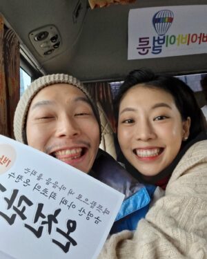 Seo Ye-hwa Instagram - #쓰담쓰담버스킹 #빈센조 #는 부부보단 남매에 가까웠답니다

수재민 돕기 자선버스킹이 
바로 오늘 토요일 오후 세시. 일곱시에 홍대 축제거리(상상마당 앞)에서
열립니다!!

예쁜 주말에
혹시 홍대쪽에 나들이 가시는 분들이나 근처에 거주하고 계신분들께서 함께 좋은시간을 보내주시면 정말 감사하겠습니다❤️

제게는 혈육이나 다름없는 경원오빠의 진짜짝꿍인 은성언니(항상 고맙습니다)를 선두로 정말정말 열심히 준비해주셨어요. 

오빠와의 오랜시간을 추억하고싶은 저의 사심과 함께 기쁜마음으로 홍보합니다!