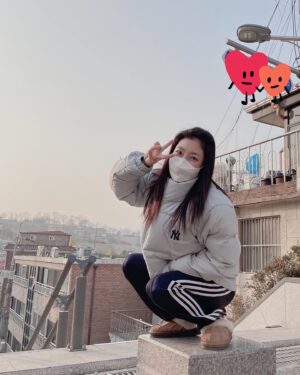 Seo Ye-hwa Instagram - #MLB #협찬 #숏패딩 
팀복 협찬해주신 MLB!!
정말 감사합니다🙏👍
요기죠기 기여운 주머니에
너무 따수워서 땀흘리고다녔어요!

연휴에도 함께 해준 우리 대장님과 져니도 고마워요❤️