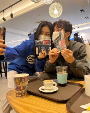 Seo Ye-hwa Instagram - #빈센조 #1주년 
얼마나 감사했는지 몰라요. 
멀리서 선물까지 보내주신 해외팬분들도 정말 감사합니다.
함께해준 채신스님 승우오빠도 넘 고마와!! 
영원할 팀센조 당신들의 일부라는게 너무나 감사하고 행복합니다🙏