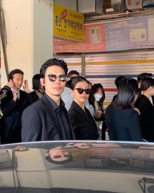 Seo Ye-hwa Instagram - #쓰담쓰담버스킹 #빈센조 #는 부부보단 남매에 가까웠답니다

수재민 돕기 자선버스킹이 
바로 오늘 토요일 오후 세시. 일곱시에 홍대 축제거리(상상마당 앞)에서
열립니다!!

예쁜 주말에
혹시 홍대쪽에 나들이 가시는 분들이나 근처에 거주하고 계신분들께서 함께 좋은시간을 보내주시면 정말 감사하겠습니다❤️

제게는 혈육이나 다름없는 경원오빠의 진짜짝꿍인 은성언니(항상 고맙습니다)를 선두로 정말정말 열심히 준비해주셨어요. 

오빠와의 오랜시간을 추억하고싶은 저의 사심과 함께 기쁜마음으로 홍보합니다!