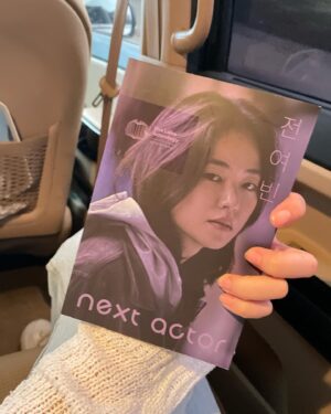Seo Ye-hwa Instagram - #전여빈 #nextactor #건배

여빈이의 눈을 만나면 사랑에 빠지지않을 수가 없다. 나역시 깊이 빠져버렸고
지금도 그런 여빈이를 무척이나 사랑한다.

여빈이는 언제나 세상을 따스하게 바라보면서도
지그시 차분히 있는 그대로 바라본다. 

여빈이와 있으면 세상에 사랑스럽지않은게 없다.
여빈이의 온전한 힘.

그 여리한 몸으로 맹렬하게 부딪치고
용감하게 마주하는 여빈이가 너무나 잘 그려져서 뭔지 너무 알 것 같아서
마지막장을 덮으며 책을 꼬옥 안아줄수밖에 없었다.

여빈아 나의 세상에 있어줘서
나역시 너의 세상에 존재할수 있어서 
무척 감사해.

사랑한다 여빈!
