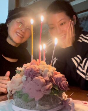 Seo Ye-hwa Instagram - 과분할정도로 축하를 받으며 더 잘살아야겠다는 다짐을 하루종일 했던 날이었어요

그리고 결국 엄마가 불러주시는 생일노래에 눈물이 왈칵 쏟아졌답니다.
저를 낳으시며 엄청난 고통을 겪으셨을 엄마가 세월이 흘러 행복한 얼굴로 태어나줘서 고맙다며 불러주시는 노래가 왜이렇게 슬프게 들릴까요.
엄마 온마음다해 사랑해요.

그리고 축하해주신 모든 분들 진심으로 감사드립니다 제가 더 잘할게요❤️🙏

#엄마 근데 저 올해 서른넷이에요