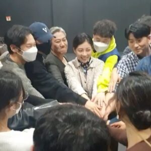 Seo Ye-hwa Instagram - 언제나 든든하게 모두를 챙겨주고 때로는 같이 바보가 되어주는 우리 중기오빠 !

첫공이라구 피곤한 몸으로 양손에 피자가득 들고 달려와 우리모두를 행복하게 해준 천사같은 오빠.

제가 지구밖엔 안나가봤지만 우주통틀어 오빠가 제일 멋있을거에요.

응원와주신 선배님들 관객분들
그리고 우리 나할멤버들 
무척 사랑합니다🙏