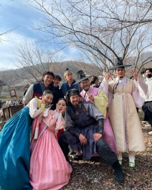Seo Ye-hwa Instagram - #꽃피면 달생각하고
사계절을 함께한 꽃달을 긴글과 함께 보내주려합니다. 

로서아씨가 혜리여줘서 참 고마웠고 춘개가 기방오빠여서 따스했고 기와집닮은 성현오빠가 완벽한 강.막산이되어줬고 마지막화까지 영문을 모르는 유람오빠였기에 해수가 빛이났고 따스한 품으로 안아주시는 영주선배님께서 계셨기에 대모가 더 우리의 색깔을 찾아주셨다는 생각이 듭니다. 
완표오빠는 수식어가 필요없을만큼 그냥 쌍목이었고 운심언니는 전생에 정말 객주가 아니었을까 싶었으니 아인언니는그저 운심자체로 아름다웠어요
사랑스러운 미나였기에 애진이가 가능했으며 멋있는애가 빈틈투성인게 참 매력인게 참 이표다웠던 우석이 그리고 낯가린다면서 할얘기 다하는모습이 웃길정도로 남영이었던 승호. 
자주만나지못했지만 원영선배님 유강이 기택이 비비언니 하늬오빠 희철오빠 광섭오빠 함께여서 영광이었습니다.

그리고 아주 많이 아끼고 사랑하는
우리 꽃달 감독님과 스텝분들.
지금 이글을 쓰고있는 이 순간에 함께했던 시간들이 생각이 많이 나요.
부족한 저를 천금이로 봐주시고 언제어디서나 따스히 안아주셔서 참 감사했습니다. 함께 웃었던 날들이 참 소중했구나 하는 생각에 왜 더 잘하지 못했을까 죄송스러운 마음마저 드네요.

마지막으로 우리 매니저 화진이.
화진아 우리 참 이래저래 바쁘고 고된 작년이었어 별일이 다있었지만 무엇보다 항상 부족한 잠으로 운전대와 매번싸워야만했던 너에게 사실 항상 미안했었어. 꼭 너를 부끄럽지않게하는 배우가되도록 항상 노력할게.
언제나 고맙고 사랑한다.

그동안 꽃달을 아껴주셨던 모든분들 
제사진 구하시느라 항상 고생하셨던 극소수의 팬분들까지 정말 감사합니다!!🌸🌸🌸

잘가 꽃달!!!!