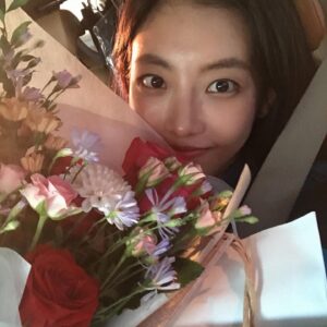 Seo Ye-hwa Instagram - 곧 막촬이라고 멀리까지 선물까지 잔뜩안고  발걸음 해주신 선용실장님.. 이 은혜를 어떻게 갚아나가야할까요

그리고 지현이. 힘들고 피곤해도 투정한번 없었던 미안하고 고맙기만한 너를 어쩌면 좋을까..

어렵고 힘든 일정을 묵묵히 함께 해주고있는 어쩔땐 널 보면 먹먹해진단다 우리 화진이.

동료가 되어주셔서 함께 걸어주셔서 감사합니다
절대 잊지 않겠습니다.