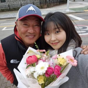 Seo Hye-won Instagram - 1초만 흘러도 과거가 될 지금, 이 순간을 아름답게 봐주기를.

그동안 선재 업고 튀어를 사랑해주신 모든 분들 정말 감사합니다🙏
현주를 떠나보내려니 아쉬운 마음 한가득이네요.. 마음이 일렁이지만 따뜻했던 기억들이 영혼에 스며있으니 그 힘으로 또 열심히, 감사히 살아보겠습니다! 
선재 업고 튀어와 함께 할 수 있어 행복했습니다🤍

#선재업고튀어 #lovelyrunner #선업튀 #현주 #서혜원
@tvn_drama @tving.official

(찍은 사진이 많아서..내일 또 올릴게요😉)