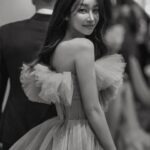 Seo Yu-na Instagram - _ 안녕하세요 유나입니다   먼저 소식을 접하셨을 여러분,  진심을 담아 전하려고 했던 마음에 제가 조금 늦었네요   평생을 함께 하고 싶은 사람이 생겼습니다 다가오는 2월 , 가까운 친지분들만 모시고 결혼식을 올릴 예정입니다🤍  언제나 곁에서 좋은 영향을 주고 , 제가 힘들고 무너졌던 순간에도  늘 다시 일어날 수 있게  변함 없이 빈자리를 채워줬던 따뜻한 사람이에요   데뷔 이후로 저의 모든 순간들을 온 마음 담아 응원해 주셔서 감사합니다 여러분이 주신 마음 너무나도 큰 사랑임을 알기에 그 사랑을 나누고 베풀 줄 아는 유나로 늘 같은 자리에 있을게요  따뜻한 시선으로 저희의 앞날도 많이 축복해 주세요 🤍  여러분도 늘 행복한 일들만 가득하시기를 바라겠습니다 새해 복 많이 받으세요 🕊️ 유나 올림.