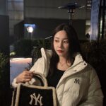 Seo Yu-na Instagram - #유료광고 벌써 연말이 다가오네요?🎄🩵 겨울 무드 물씬나는 데일리 아이템 베이직 숏패딩 , 보들보들 무스탕백과 함께 겨울 따뜻하게 보내요 ☃🫧 #MLBKOREA #MLBMEGACREW #MLBCREW #MLB패딩 #MLB숏패딩 #MLB가방 #MLB무스탕백