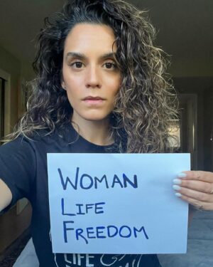 Sepideh Moafi Instagram - Iconic actor Taraneh Alidoosti (Oscar-winning film The Salesman) was arrested at her home on Saturday for an @instagram post to her 8 million followers in which she criticized the Islamic Republic for imposing the death penalty on protesters after the first execution of #IranRevolution & said, "His name was Mohsen Shekari. Every international organization who is watching this bloodshed & not taking action is a disgrace to humanity.” She’s being held at the notorious Evin Prison. 

In November, she also posted a picture of herself without mandatory hijab, holding a piece of paper reading “ژن ژیان ئازادی” (Women Life Freedom).
I’m proud to be part of a coalition artists worldwide standing in solidarity with Taraneh. We’d like to invite you to post a selfie holding up a sign that says “Women Life Freedom” - the English translation of the slogan Taraneh was holding in the photo.

The IR is trying to delete all records of this photo because of the massive impact it had when she posted it.  We want to show support & solidarity for Taraneh by recreating it all over the internet & all over the world. Join us, & please sign the petition for her release—link in bio. For letter & full list of signatories, link in bio.☝🏽
#FreeTaranehAlidoosti