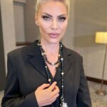 Seray Sever Instagram - Çekimler çok keyifli geçti. İnsanların mutluluklarına ve aynalarla barışmalarına şahit olmak beni de mutlu etti. Takılar @fatmayasar.tr kıyafet @setre @cigdemakkus @maagsacsanat @genclikruzgaritv8 @goji_medya_grup ve yapımcım @suzanugan ellerine sağlık. Pozitif bir ekip ve müthiş profesyonel doktorlar ve uzmanlarla yola çıktık. Yüzüme ışıltı katan ve cildimi en az 10 yaş gençleştiren canım @dr.mevlutdag a ayrı bir teşekkür🥰. Bundan sonra vazgeçilmezim oldu. @paris_isiltisi denen bir gerçek var. Medikal estetik resmen bir sanat.Göz kapağı estetiğinde rahatlıkla arkadaşımı teslim ettiğim @op.dr.toygarunveren yine sanatını konuşturdu. İyi uzman ve doktorlarla küçücük dokunuşlar büyük mutluluklara yol açıyor 🙏🥰