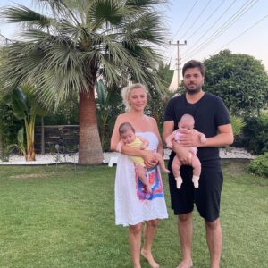 Seray Sever Instagram - Hayat su gibi akıp geçiyor… Bizi mutlu eden anlar ne kadar kıymetli.Bebeklerle paylaştığım bu fotolarda keşke canım babam da olsaydı ,böyle eksik hissetmezdim. ..Yine de sağlıkla mutlulukla sevdiklerimizle aldığımız her saniyeye şükürler olsun.  Allah kalanlara uzun sağlıklı ömürler nasip etsin. Yavrularımızı bize , bizleri de yavrularımıza bağışlasın inşallah 💙🧿🙏