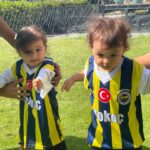 Seray Sever Instagram - Aşklarım göz bebeklerim @sofiaalyasunbul e dayıları @sonersever 10 numara @fenerbahce forması yaptırmış🌞💙 Çok da güzel olmuş🌞🧿 #sofiaalyasünbül #fenerbahçe #twins #twinsisters #love #maşallah 🧿🧿🧿🧿🧿🧿🧿🧿