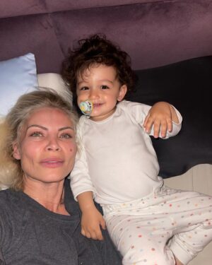 Seray Sever Instagram - Tam 2 sene önce bugün doğmuş aşklarım❤️🧿🙏🤲 @sofiaalyasunbul iyi ki de Allahım dualarımızı kabul etmiş ve mucize bebeklerimizi göndermiş. Evlilik yıldönümümüzde gelmeyi seçtiler❤️en güzel hediyelerim, hayatımdaki miladım anneliğim… çok büyük aşk, özveri,endişe yumağıymış annelik… Allahım sizleri bize,bizi de sizlere bağışlasın benim güzel yavrularım. Yolunuz, bahtınız açık olsun ,kalbiniz ve çevreniz hep sevgiyle dolsun🤲Rabbim tüm evlatlarımızı korusun🙏 #happybirthday #mytwins #maşallahsübhanallah #aşk #love #family #sofiaalyasünbül #iyikidoğdunuz