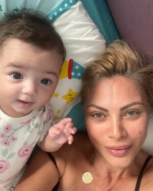 Seray Sever Instagram - Benim için dünyanın en büyük nimetleri canım bebeklerim🙏💙🧿Allah isteyen herkese nasip etsin🌸Çocuklarımızın bahtları güzel olsun, Allah iyi insanlarla karşılaşmayı nasip etsin🙏Canımdan öte Canlarım Sofia ve Alya 💕ne iyi ettiniz de geldiniz. 🙏🤩🌸Bana bu büyük mutluluğu bahşettiniz Allah ımın izniyle…  @sofiaalyasunbul #dünyakızçocuklarıgünükutluolsun