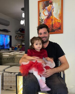 Seray Sever Instagram - Tam 2 sene önce bugün doğmuş aşklarım❤️🧿🙏🤲 @sofiaalyasunbul iyi ki de Allahım dualarımızı kabul etmiş ve mucize bebeklerimizi göndermiş. Evlilik yıldönümümüzde gelmeyi seçtiler❤️en güzel hediyelerim, hayatımdaki miladım anneliğim… çok büyük aşk, özveri,endişe yumağıymış annelik… Allahım sizleri bize,bizi de sizlere bağışlasın benim güzel yavrularım. Yolunuz, bahtınız açık olsun ,kalbiniz ve çevreniz hep sevgiyle dolsun🤲Rabbim tüm evlatlarımızı korusun🙏 #happybirthday #mytwins #maşallahsübhanallah #aşk #love #family #sofiaalyasünbül #iyikidoğdunuz