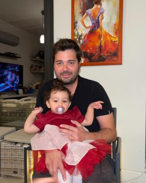 Seray Sever Instagram - Tam 2 sene önce bugün doğmuş aşklarım❤️🧿🙏🤲 @sofiaalyasunbul iyi ki de Allahım dualarımızı kabul etmiş ve mucize bebeklerimizi göndermiş. Evlilik yıldönümümüzde gelmeyi seçtiler❤️en güzel hediyelerim, hayatımdaki miladım anneliğim… çok büyük aşk, özveri,endişe yumağıymış annelik… Allahım sizleri bize,bizi de sizlere bağışlasın benim güzel yavrularım. Yolunuz, bahtınız açık olsun ,kalbiniz ve çevreniz hep sevgiyle dolsun🤲Rabbim tüm evlatlarımızı korusun🙏 #happybirthday #mytwins #maşallahsübhanallah #aşk #love #family #sofiaalyasünbül #iyikidoğdunuz