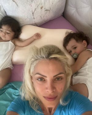 Seray Sever Instagram - Aşk bunlar aşk🥰♾️🙏🤲❤️🤩😍🧿 @sofiaalyasunbul doğru düzgün tek kare fotoğraf çekemiyorum 😃minnoşlar tam koç burcu kızları oldular😂 #twins #sisters #love #sofiaalyasünbül