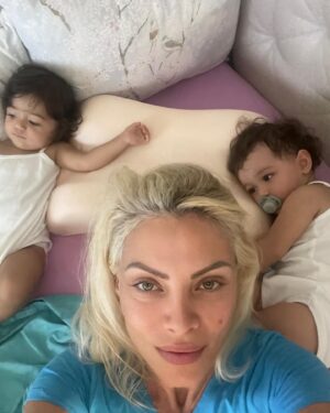 Seray Sever Instagram - Aşk bunlar aşk🥰♾️🙏🤲❤️🤩😍🧿 @sofiaalyasunbul doğru düzgün tek kare fotoğraf çekemiyorum 😃minnoşlar tam koç burcu kızları oldular😂 #twins #sisters #love #sofiaalyasünbül