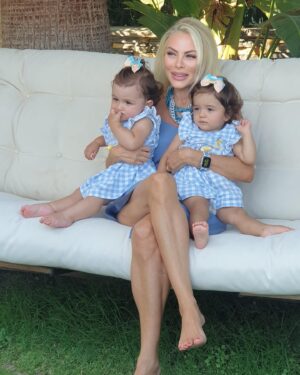 Seray Sever Instagram - Aşk bunlar aşk🥰♾️🙏🤲❤️🤩😍🧿 @sofiaalyasunbul doğru düzgün tek kare fotoğraf çekemiyorum 😃minnoşlar tam koç burcu kızları oldular😂 #twins #sisters #love #sofiaalyasünbül