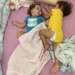Seray Sever Instagram - Aşk bunlar aşk🥰♾️🙏🤲❤️🤩😍🧿 @sofiaalyasunbul doğru düzgün tek kare fotoğraf çekemiyorum 😃minnoşlar tam koç burcu kızları oldular😂 #twins #sisters #love #sofiaalyasünbül