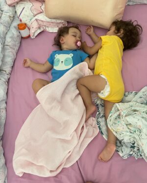 Seray Sever Instagram - Aşk bunlar aşk🥰♾️🙏🤲❤️🤩😍🧿 @sofiaalyasunbul doğru düzgün tek kare fotoğraf çekemiyorum 😃minnoşlar tam koç burcu kızları oldular😂 #twins #sisters #love #sofiaalyasünbül