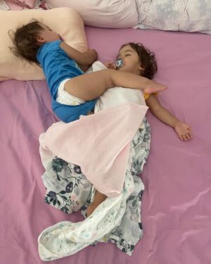 Seray Sever Instagram - Aşk bunlar aşk🥰♾️🙏🤲❤️🤩😍🧿 @sofiaalyasunbul doğru düzgün tek kare fotoğraf çekemiyorum 😃minnoşlar tam koç burcu kızları oldular😂 #twins #sisters #love #sofiaalyasünbül
