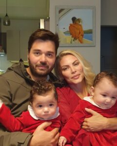Seray Sever Instagram - 2022 en acısı ve en tatlısıyla geride kaldı… 2023 ün hepimize çok güzel gelmesi dileklerimizle,sevgiyle 🥰