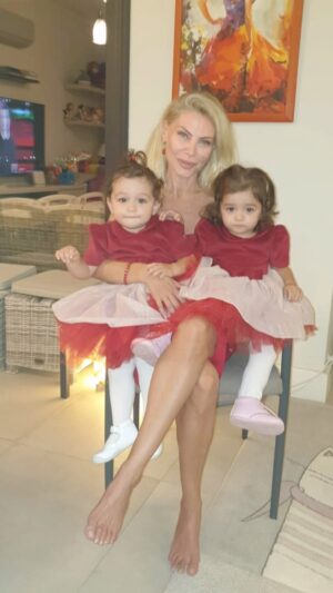 Seray Sever Instagram - Aşkın en güzel hali @sofiaalyasunbul 🧿🧿♾️♾️❤️❤️🙏🙏 Şükür Şükür Şükür🤲🤲🤲 #twins #love #twingirls #aşk #maşallah
