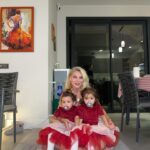 Seray Sever Instagram - Harika bir yıl olsun 2024 sevdiklerimizle,sağlıkla,mutlulukla,huzurla bolluk bereket içinde inşallah 🤲❤️🥰🇹🇷♾️🧿🤩🎉 @sofiaalyasunbul kıyafetler @buqalemoonkids ❤️