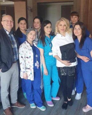 Seray Sever Instagram - Duygularımı nasıl ifade edebilirim bilemiyorum, sanırım kelimeler yetersiz kalıyor. Bu görüntülerden bazıları bana da sürpriz oldu çünkü o sırada sanırım doğum heyecanı sarmıştı ve de erken gelen bebeklerimin telaşı. Bazen minnet sözcükleri bile eksik kalır ya… işte durumum tam da bu🙏 Çok mutluyum böyle sağlam dostlarım olduğu için ve öncelikle Allah’ıma şükürler olsun diyorum… Sonra milyonlarca teşekkür @drmuratemanetoglu @aysestetik @demcet @acibademsaglik ve tüm diğer hemşire ve doktorlarımıza🧡🧡🧡🧡 Veee bu çekimler @pelinakdenizphotography çok teşekkür ederim ☺️ Posted • @drmuratemanetoglu Teşekkürler hepinize birlikte başardık.🙏 

Herkesin sevdiği ve beğenerek takip ettiği çok sevgili @seraysever in doğum serüveni de çok şükür mutlu sonla bitti. 🧿💐

Anneler gününde #drmuratemanetoglubebekleri yeni üyeleri kız evlatlarıyla birlikte ailece ve sağlıkla evlerine yolcu ettik 🙏 

Hikayemiz 2 yıl önce başladı. 
Seray Hanım birgün kliniğimize  geldi ve büyük bir inançla “ben gebe kalacağım doğumu da size yaptıracağım” dedi. 🙏

Gebe kalmayı başardı önce. 
Çok meşakkatli, zorlu ve sabırlı bir süreçti. 

İlk teşekkür bize güvenerek Seray Hanımı bize yönlendiren 20 yıldan uzun süren dostluğumuz ve ekip arkadaşımız Sayın @aysestetik Ayşe Yıldız ‘a, bu süreçte baştan sona her aşamada bize güvenerek takip ve tedavi için bize teslim olan Sevgili Seray ve değerli eşi Eray a
teşekkürler. 

En zor anlarda hiç bırakmadılar, vazgeçmediler güvenmekten. 
Tabii ki sürecin tamamında bizimle bir takım olan Türkiye‘nin en donanımlı ve iyi hastanelerinden #AltunizadeAcıbademHastanesi nin çok değerli Direktörü Sayın Demet Çetin e @demcet sonsuz teşekkürler. 

Devamı👇🏽