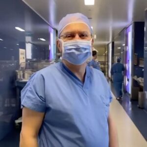 Seray Sever Instagram - Duygularımı nasıl ifade edebilirim bilemiyorum, sanırım kelimeler yetersiz kalıyor. Bu görüntülerden bazıları bana da sürpriz oldu çünkü o sırada sanırım doğum heyecanı sarmıştı ve de erken gelen bebeklerimin telaşı. Bazen minnet sözcükleri bile eksik kalır ya… işte durumum tam da bu🙏 Çok mutluyum böyle sağlam dostlarım olduğu için ve öncelikle Allah’ıma şükürler olsun diyorum… Sonra milyonlarca teşekkür @drmuratemanetoglu @aysestetik @demcet @acibademsaglik ve tüm diğer hemşire ve doktorlarımıza🧡🧡🧡🧡 Veee bu çekimler @pelinakdenizphotography çok teşekkür ederim ☺️ Posted • @drmuratemanetoglu Teşekkürler hepinize birlikte başardık.🙏 

Herkesin sevdiği ve beğenerek takip ettiği çok sevgili @seraysever in doğum serüveni de çok şükür mutlu sonla bitti. 🧿💐

Anneler gününde #drmuratemanetoglubebekleri yeni üyeleri kız evlatlarıyla birlikte ailece ve sağlıkla evlerine yolcu ettik 🙏 

Hikayemiz 2 yıl önce başladı. 
Seray Hanım birgün kliniğimize  geldi ve büyük bir inançla “ben gebe kalacağım doğumu da size yaptıracağım” dedi. 🙏

Gebe kalmayı başardı önce. 
Çok meşakkatli, zorlu ve sabırlı bir süreçti. 

İlk teşekkür bize güvenerek Seray Hanımı bize yönlendiren 20 yıldan uzun süren dostluğumuz ve ekip arkadaşımız Sayın @aysestetik Ayşe Yıldız ‘a, bu süreçte baştan sona her aşamada bize güvenerek takip ve tedavi için bize teslim olan Sevgili Seray ve değerli eşi Eray a
teşekkürler. 

En zor anlarda hiç bırakmadılar, vazgeçmediler güvenmekten. 
Tabii ki sürecin tamamında bizimle bir takım olan Türkiye‘nin en donanımlı ve iyi hastanelerinden #AltunizadeAcıbademHastanesi nin çok değerli Direktörü Sayın Demet Çetin e @demcet sonsuz teşekkürler. 

Devamı👇🏽
