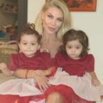 Seray Sever Instagram - Harika bir yıl olsun 2024 sevdiklerimizle,sağlıkla,mutlulukla,huzurla bolluk bereket içinde inşallah 🤲❤️🥰🇹🇷♾️🧿🤩🎉 @sofiaalyasunbul kıyafetler @buqalemoonkids ❤️
