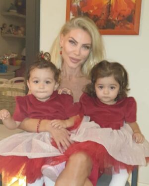 Seray Sever Instagram - Harika bir yıl olsun 2024 sevdiklerimizle,sağlıkla,mutlulukla,huzurla bolluk bereket içinde inşallah 🤲❤️🥰🇹🇷♾️🧿🤩🎉 @sofiaalyasunbul kıyafetler @buqalemoonkids ❤️