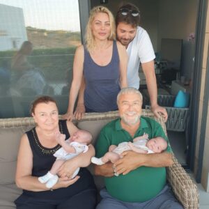 Seray Sever Instagram - Hayat su gibi akıp geçiyor… Bizi mutlu eden anlar ne kadar kıymetli.Bebeklerle paylaştığım bu fotolarda keşke canım babam da olsaydı ,böyle eksik hissetmezdim. ..Yine de sağlıkla mutlulukla sevdiklerimizle aldığımız her saniyeye şükürler olsun.  Allah kalanlara uzun sağlıklı ömürler nasip etsin. Yavrularımızı bize , bizleri de yavrularımıza bağışlasın inşallah 💙🧿🙏