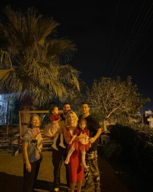 Seray Sever Instagram - Harika bir yıl olsun 2024 sevdiklerimizle,sağlıkla,mutlulukla,huzurla bolluk bereket içinde inşallah 🤲❤️🥰🇹🇷♾️🧿🤩🎉 @sofiaalyasunbul kıyafetler @buqalemoonkids ❤️