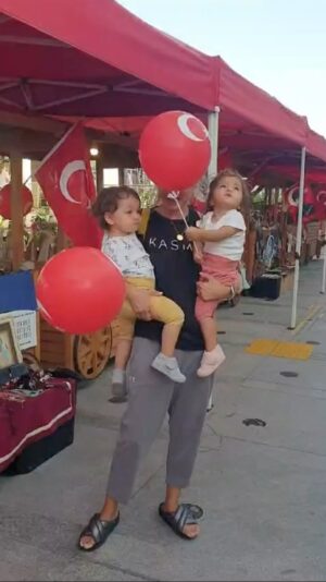 Seray Sever Instagram - Cumhuriyetimizin 100.yılı kutlu olsun🇹🇷🇹🇷🇹🇷🇹🇷🇹🇷🇹🇷🇹🇷 @sofiaalyasunbul 🧿🧿Canım ülkem güzeller güzeli Türkiye’m❤️❤️Ulu önder Atatürk’ün çocuklarıyız🙏🙏 #nemutlutürkümdiyene #cumhuriyet100yaşında #atatürkçocukları