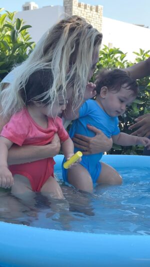 Seray Sever Instagram - Çok sıcak☺️minnoşlar anca böyle serinliyorlar🤣 @sofiaalyasunbul 🧿🥰❤️🤲🌸💙🌞☺️ #ikizlerimbüyüyor #twingirls #twins #aşk #love #maşallah
