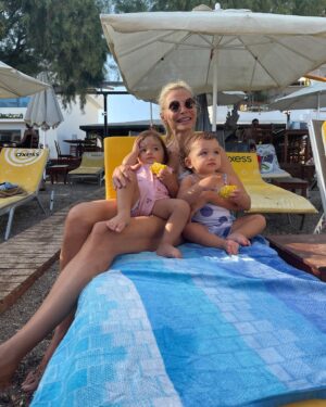 Seray Sever Instagram - Aşklarım 🧿🥰♾️❤️🥰🧿🙏♾️ @sofiaalyasunbul #twins #love #maşallah