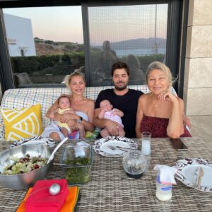 Seray Sever Instagram - Hayat su gibi akıp geçiyor… Bizi mutlu eden anlar ne kadar kıymetli.Bebeklerle paylaştığım bu fotolarda keşke canım babam da olsaydı ,böyle eksik hissetmezdim. ..Yine de sağlıkla mutlulukla sevdiklerimizle aldığımız her saniyeye şükürler olsun.  Allah kalanlara uzun sağlıklı ömürler nasip etsin. Yavrularımızı bize , bizleri de yavrularımıza bağışlasın inşallah 💙🧿🙏